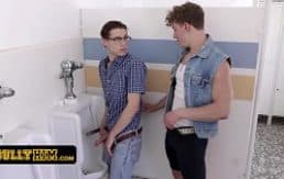Dos chicos gays universitarios follando en los lavabos, que polvazo