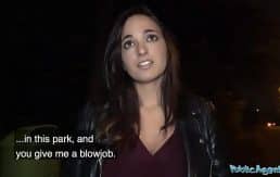Española morena Claudia Bavel haciendo una mamada en un parque de noche