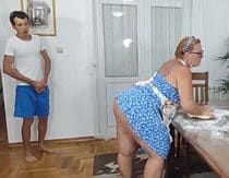 Niurakoshkina provoca a su hijo cocinando sin bragas en el salón