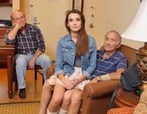 Putita pelirroja de 18 años hace un trío con dos abuelos