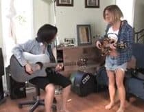 Dos guitarristas jovencitas se inician en el lesbianismo juntas
