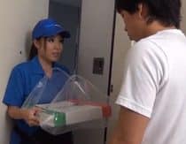 La asiática Rina Uchimura es una repartidora de pizzas muy zorra