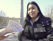 La asiática Alina Crystall se deja follar en un edificio abandonado por dinero