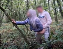 Me follé a una madura que me pilló masturbándome en el bosque